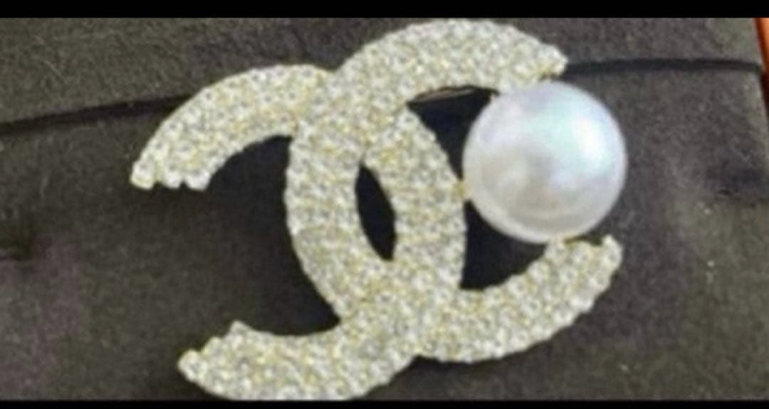 CCロゴ ブローチ クリスタル パール ゴールド ノベルティ - メルカリ