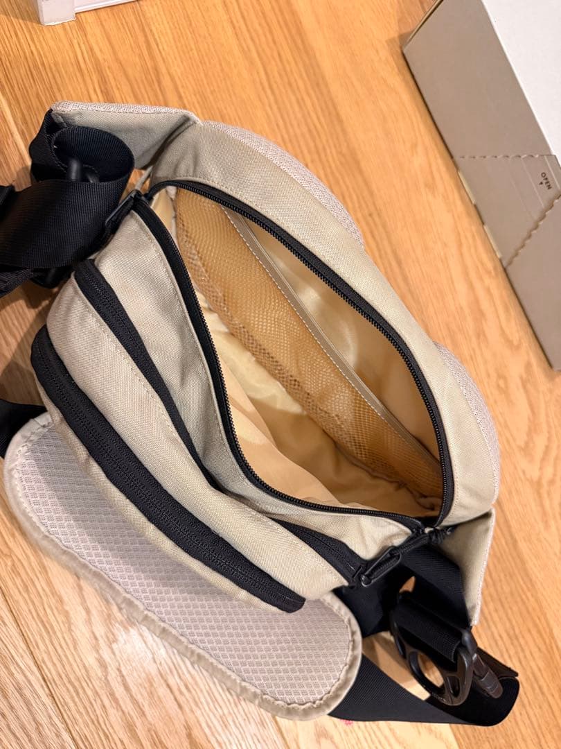 hugoo ベージュ ヒップシート ポケット ショルダーバッグ