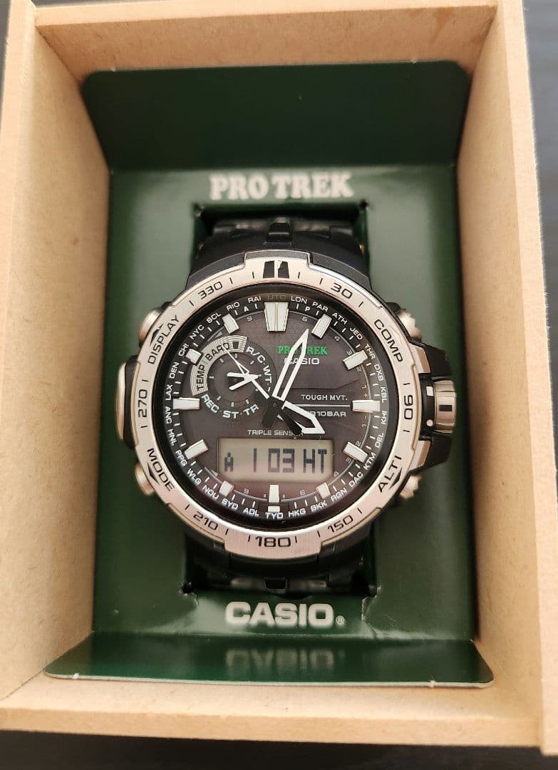CASIO PRO TREK 腕時計 デジタル CASIO初の蓄光LCDを搭載した“PRO TREK” 夜のアウトドアでも活躍する
