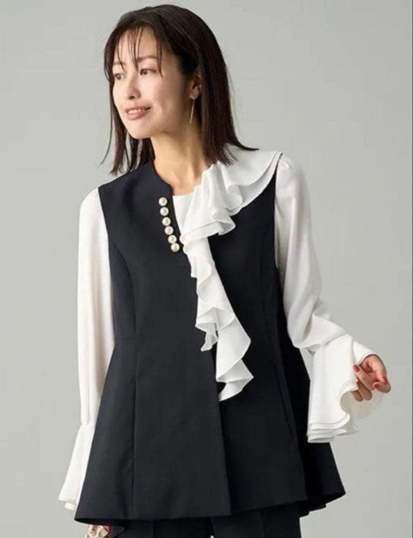 美品　アシメフリルブラウス　36 オフホワイト アシメラッフルフリルブラウス