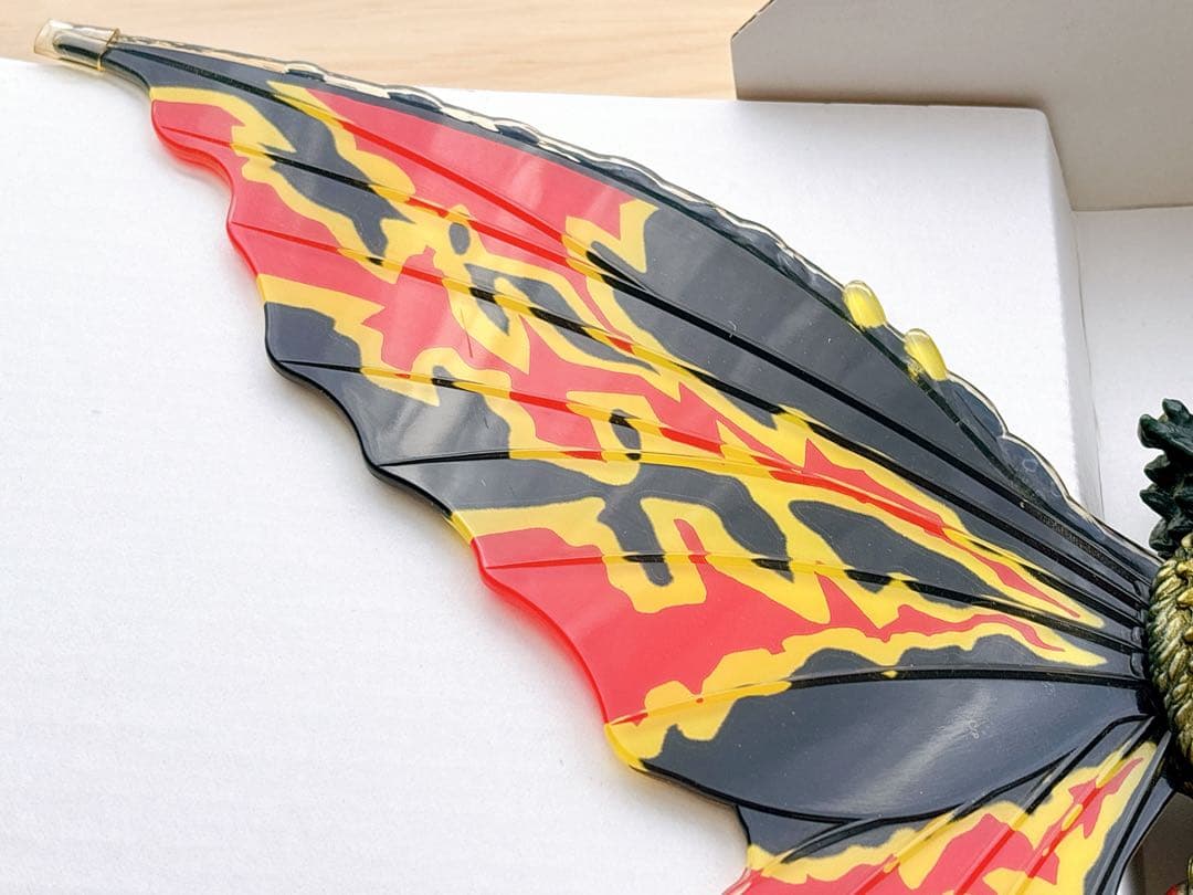 ゴジラVSモスラ」リアル彩色フィギュア・バトラ - メルカリ