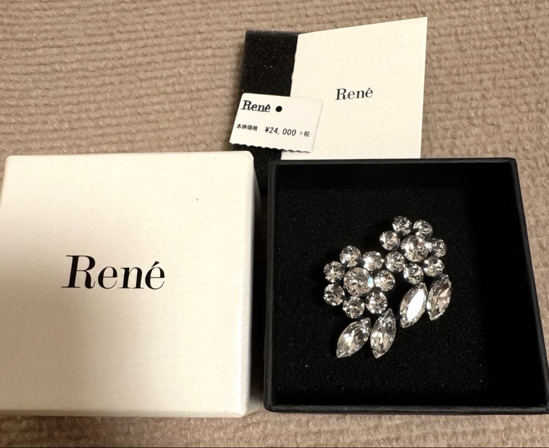 René フラワーモチーフブローチ René 花モチーフ ブローチ クリスタル付きの通販はau PAY マーケット