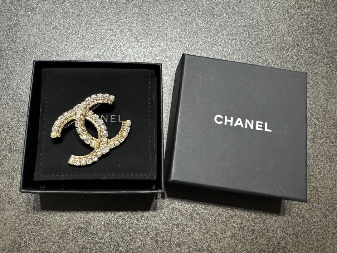 美品　シャネル　パール＆クリスタルブローチ CHANEL（シャネル） （新品・未使用品）シャネル ロゴ パール ブローチ