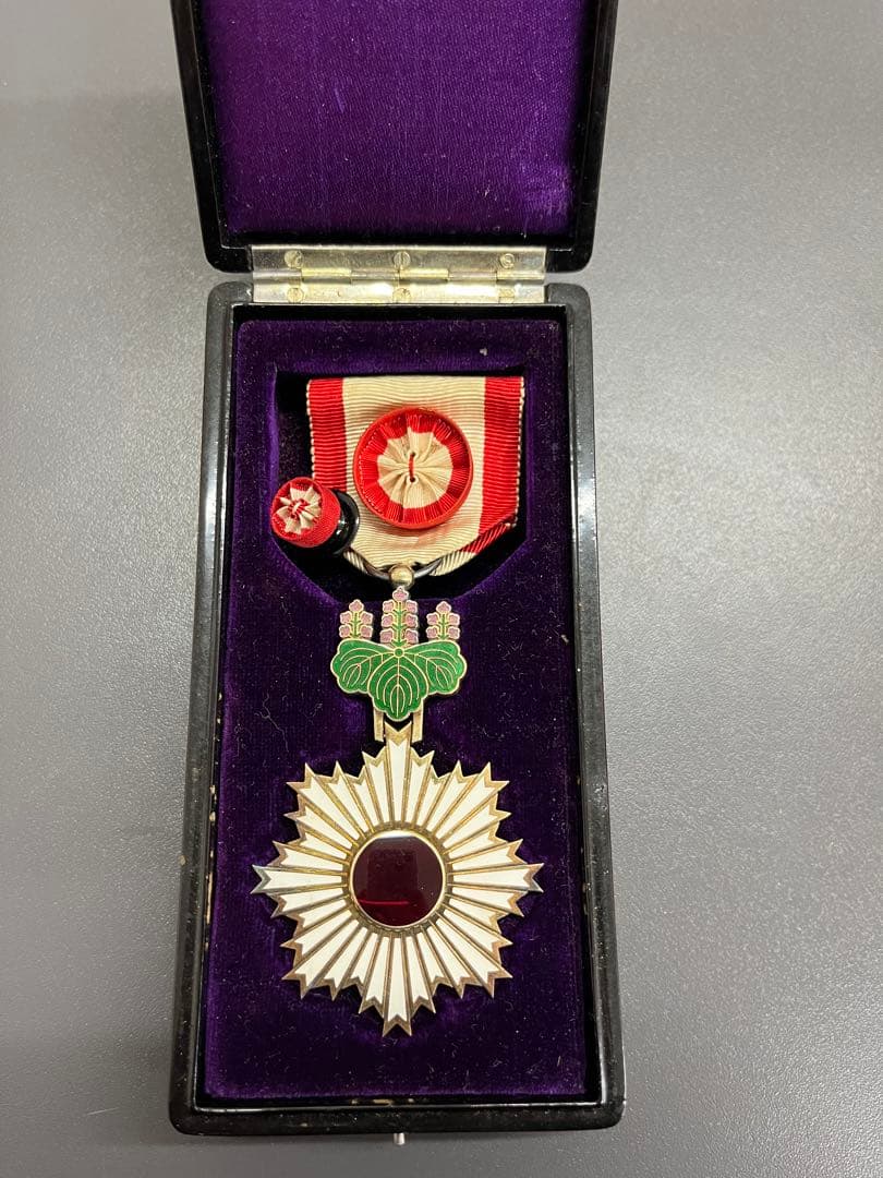 勲四等双光旭日章　勲章 勲五等 双光旭日章 買取参考価格 ｜くじら堂