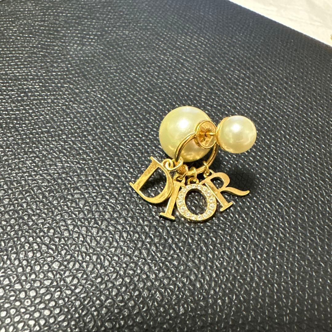 Dior 片耳用パールピアス ロゴチャーム付き Diorチャーム☆Dior☆TRIBALES パール ピアス (Dior/ピアス
