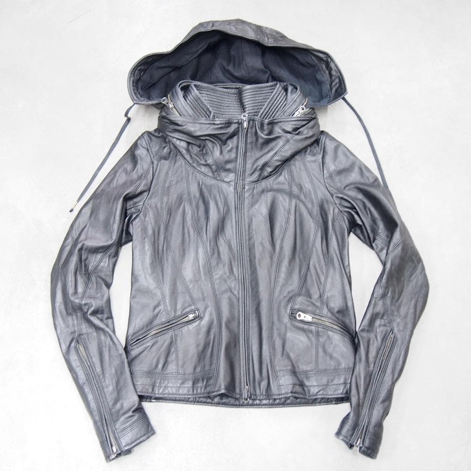 goa ゴア 本革 フードイン リアルゴートレザーライダースジャケット F goa（ゴア）の「ｺﾞｰﾄﾚｻﾞｰﾋﾞｯｸﾌｰﾄﾞｼﾞｬｹｯﾄ（ライダースジャケット）」 - WEAR