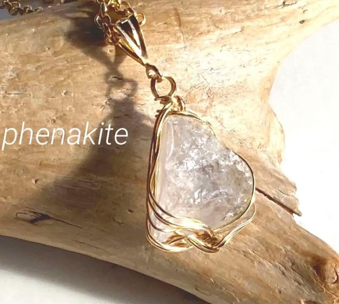 ロシア産フェナカイト虹入り高品質原石14kgf ペンダントトップ