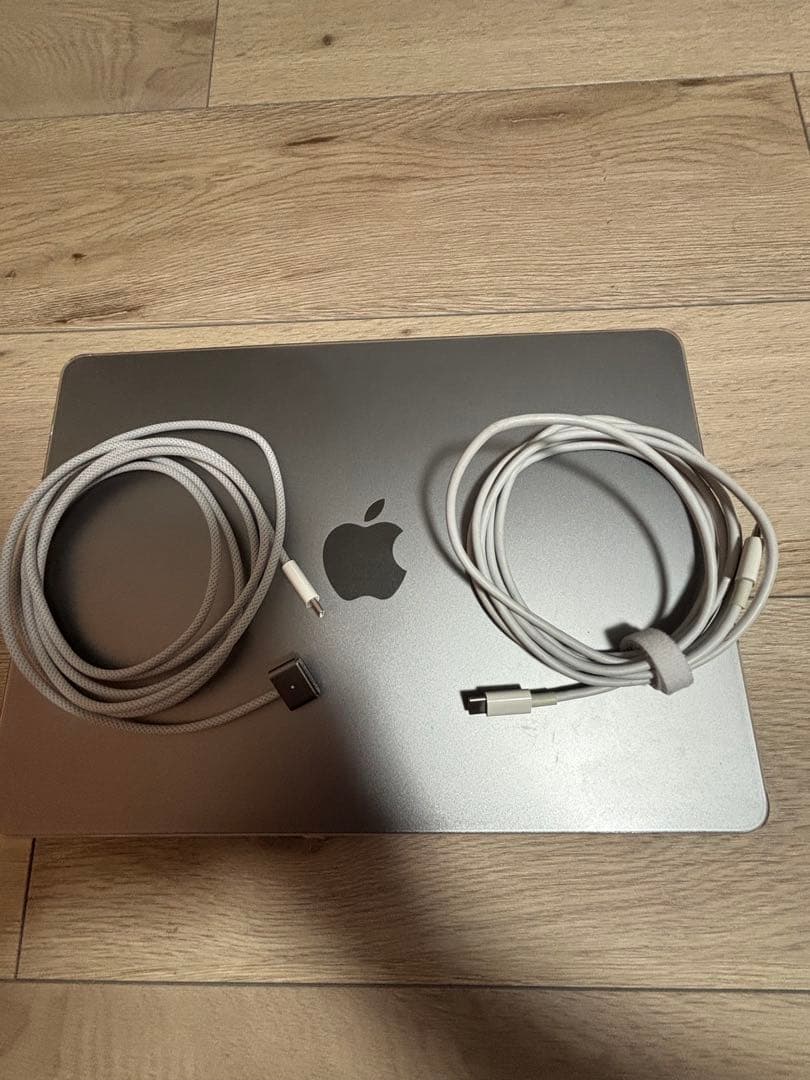 MacBook M2 2022本体とケーブル2つ M2搭載の新型「MacBook Air」にApple円盤本社で触れた 電源ケーブルの