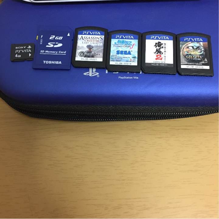PSvita2000 白色  ほぼ新品  箱は希望すれば実家に取りに行きます！