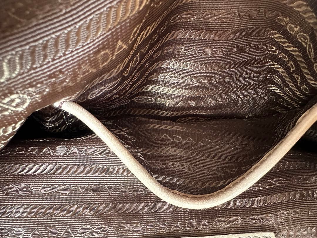 PRADA ベージュレザーショルダーバッグ