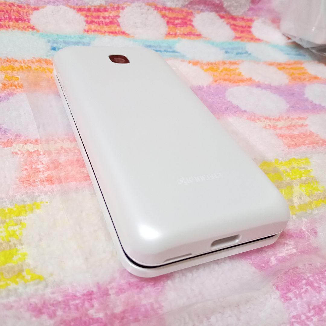 KYF42 GRATINA white 充電器セット 安心のメルカリ便 匿名配送 - メルカリ