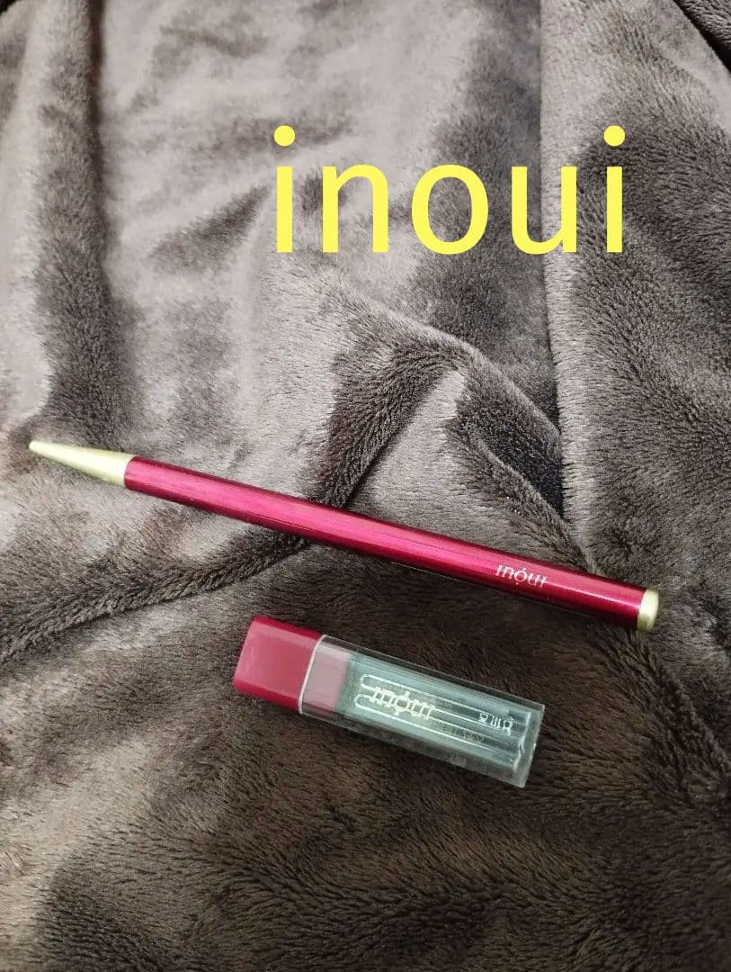 輝くスタイルを手に入れるセレブカイリージェンナーのマットリップ3本