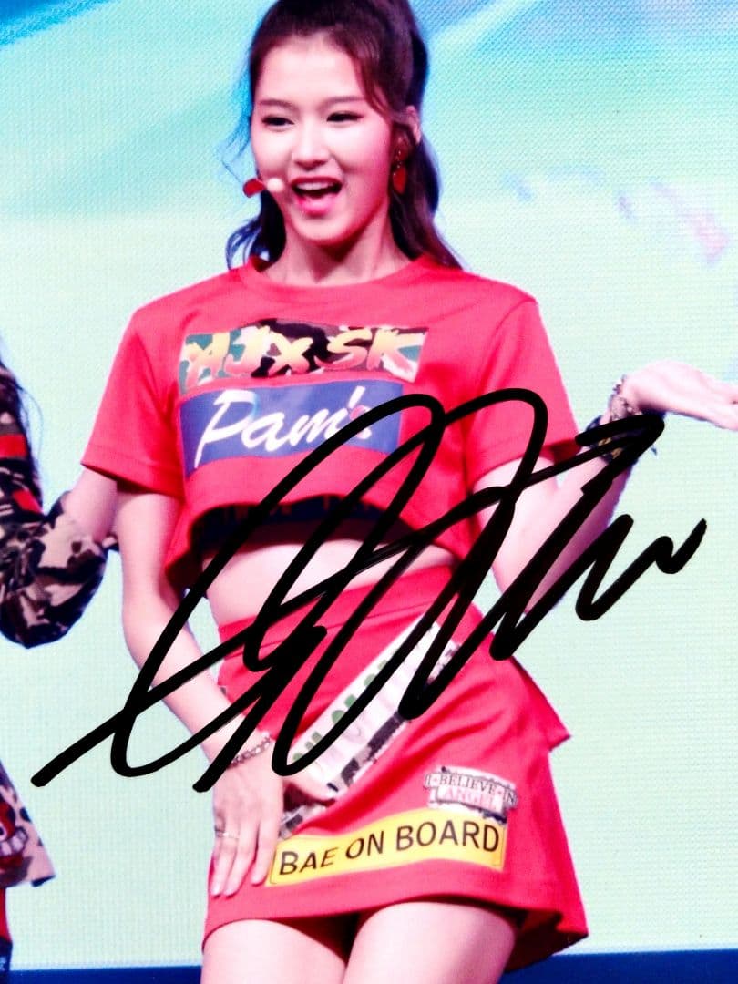 セール中…サナ直筆サイン入り2Lサイズ写真…SANA…TWICE… - メルカリ
