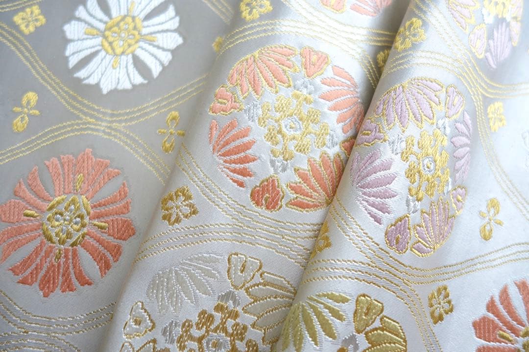 正絹 六通袋帯 立涌宝華紋 銀地 入学式、卒業式に - メルカリ