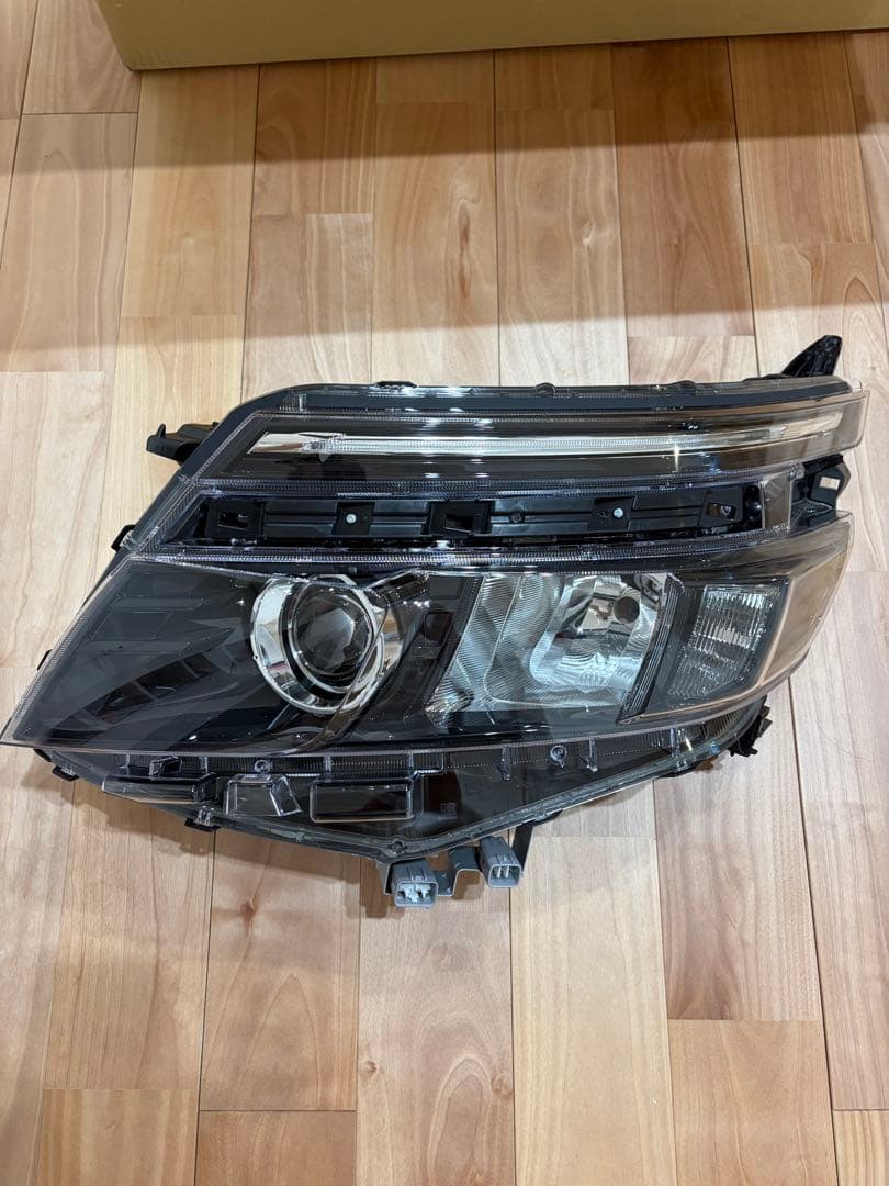 80系ヴォクシー 新品ヘッドライト 左 LED 品番81170-28D01 - メルカリ
