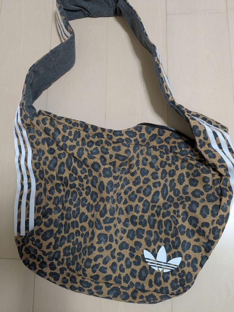 adidas レオパード柄ラージショルダーバッグ - メルカリ