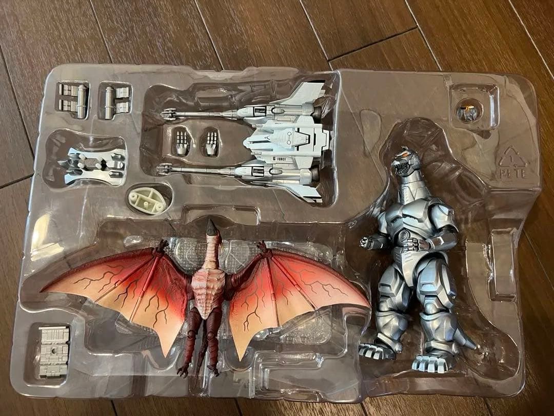 S.H.MonsterArts メカゴジラ （1993）&ガルー ダ＆ラドン