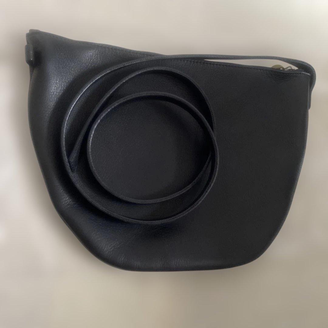 ユッキーノ ハーフムーン ブラック 本革製 ミニショルダーバッグ