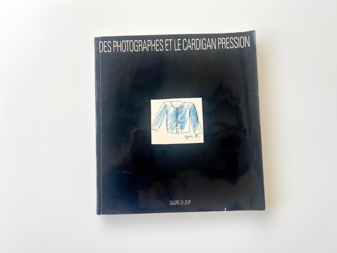 アート・デザイン・音楽 Des photographes et le cardigan pression agnes b. と ADAM ET ROPE'の2024AWコラボレーション！前後2WAYで着用