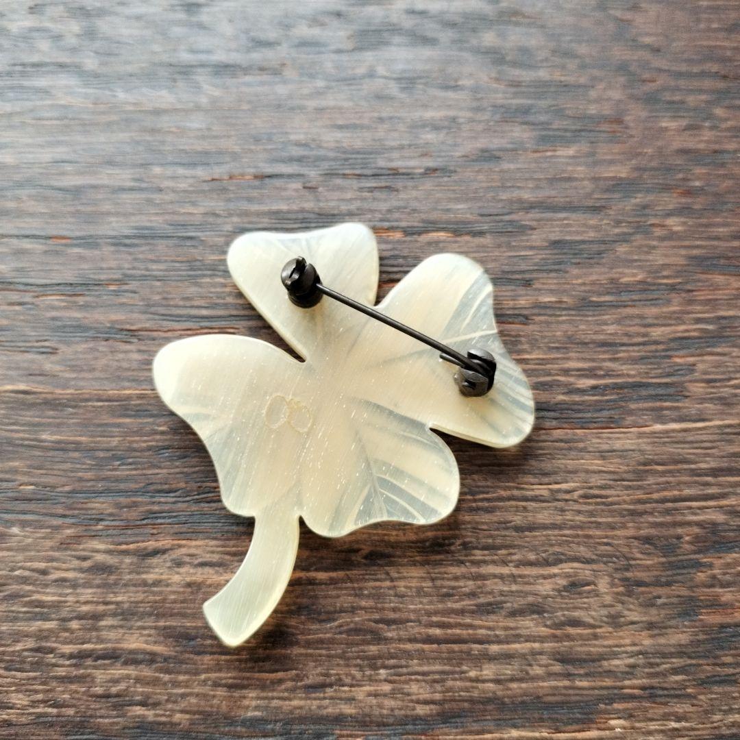 ミナペルホネン クローバー 水牛ブローチ - メルカリ