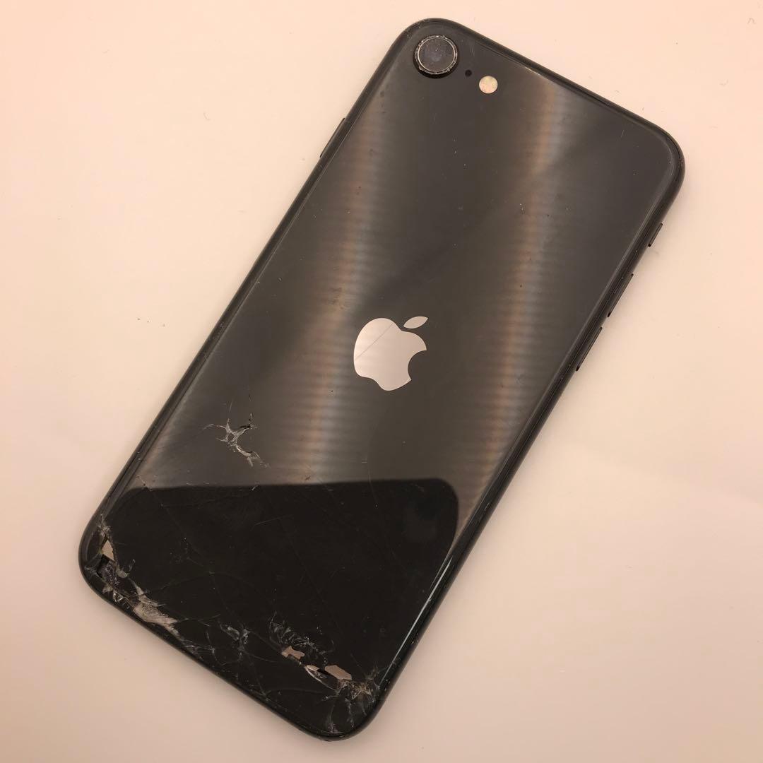 iPhoneSE2 ブラック64GB 100%背面割れあり - メルカリ