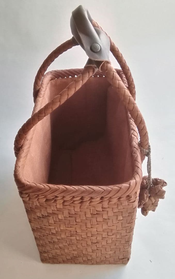 ボックス型のやまぶどう籠　新品未使用　人気商品 50％OFF 山葡萄 かごバッグ 1年保証付き 内布付き 山ぶどう やまぶどう