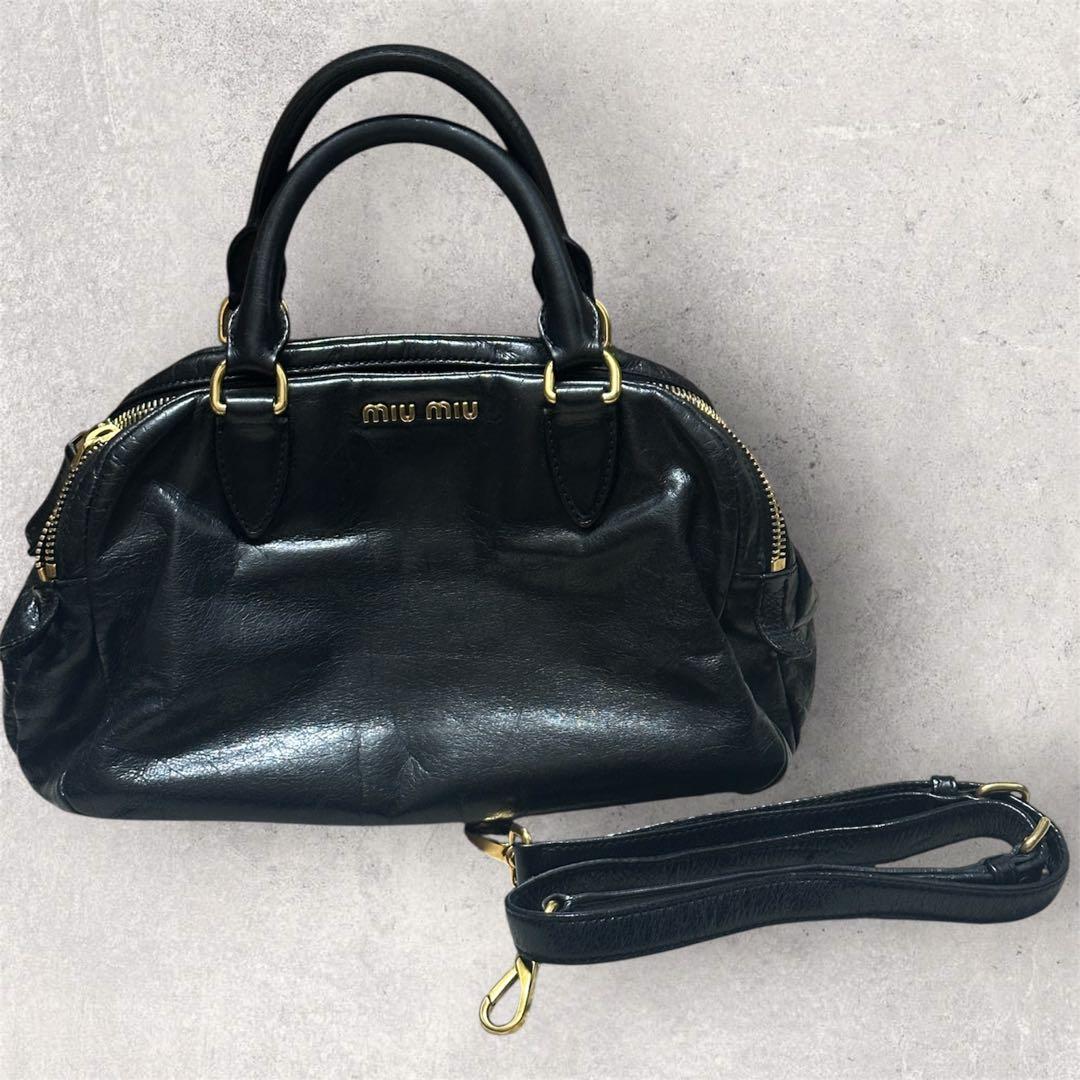 miu miu ブラック　ゴールド　レザー　ハンドバッグ miu miu（ミュウミュウ） バッグ レザーx金属素材 ブラックxゴールド