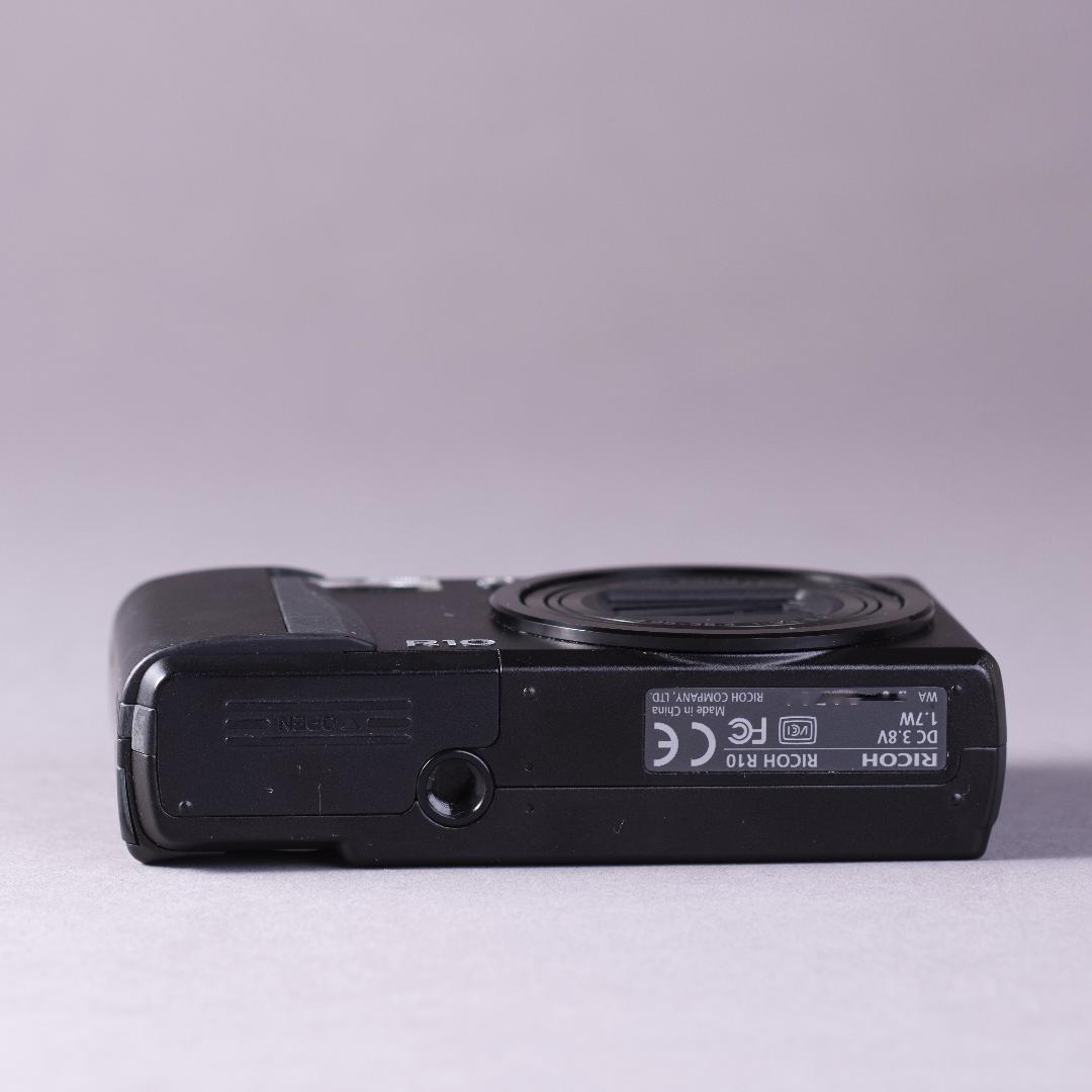 憧れのコンデジ】RICOH R10 ブラック スマホ転送OK - メルカリ