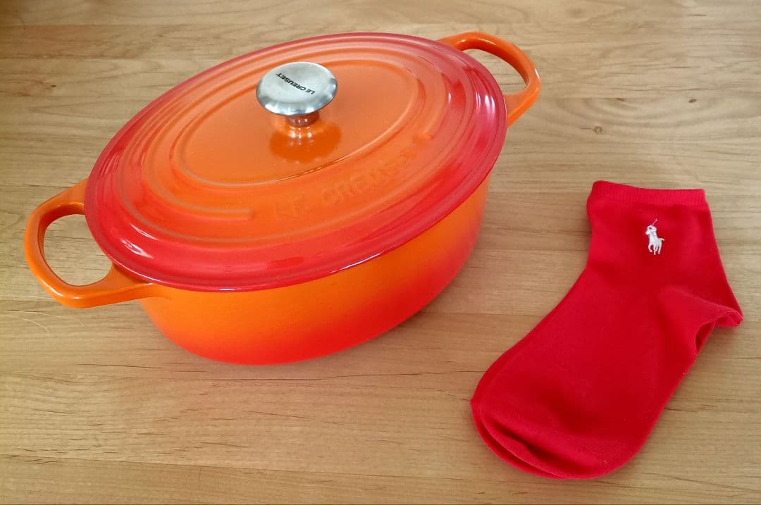 ル・クルーゼ シグニチャー ココット・オーバル 日本正規品と、おまけ 笑 シグニチャー ココット・オーバル 25cm オレンジ (シルバーツマミ