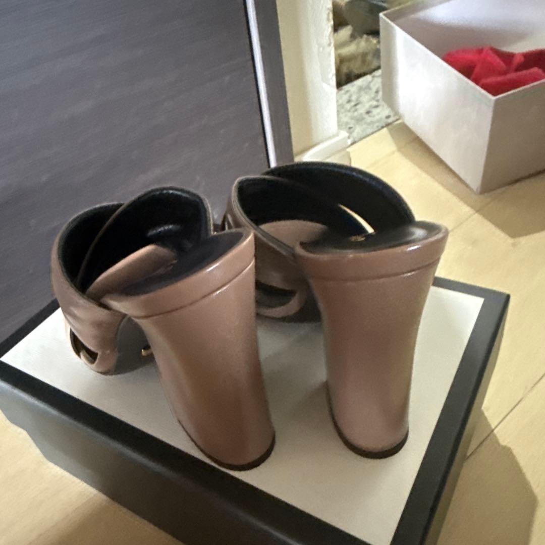 GUCCI ベージュ オープントゥミュール