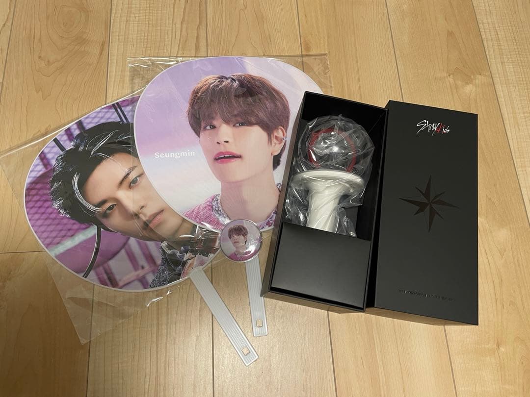 スキズ　ペンラ うちわ 缶バッジセット スキズ うちわ選抜戦開催❤️に続きドームコングッズもきた