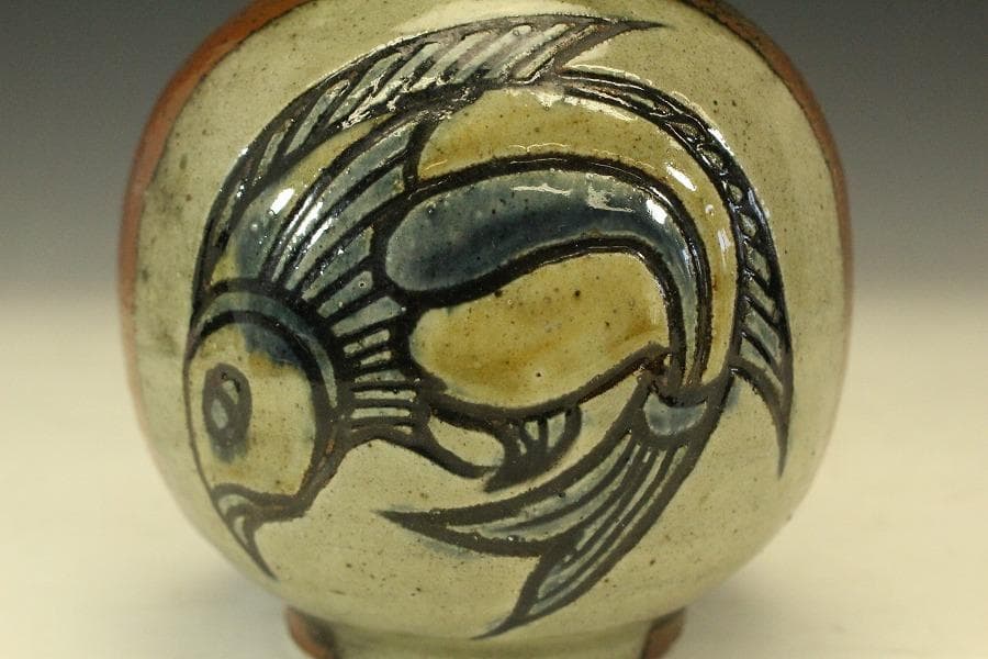 萬屋焼 やちむん 金城一門 魚紋 一輪挿し 花瓶 在銘(メ1285) - メルカリ