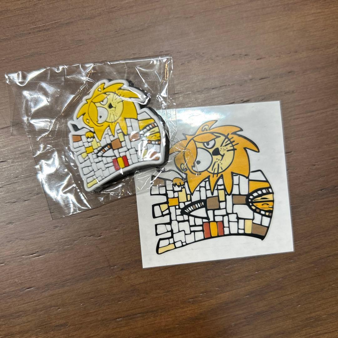 大阪万博 スペイン館 ピンバッチ ステッカー - メルカリ