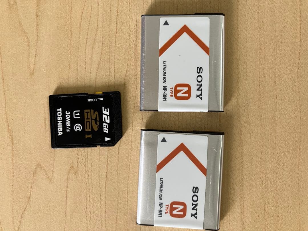 Sony Cyber-shot 16.2MP ホワイトとバッテリー2個含む付属品