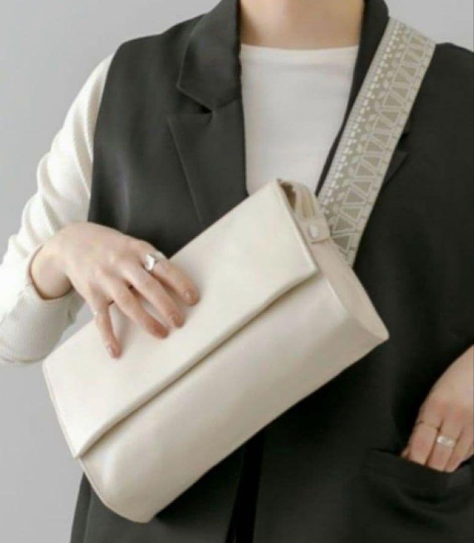 【美品】販売終了品 イアパピヨネ 《本革》柄ワイドテープショルダーバッグ