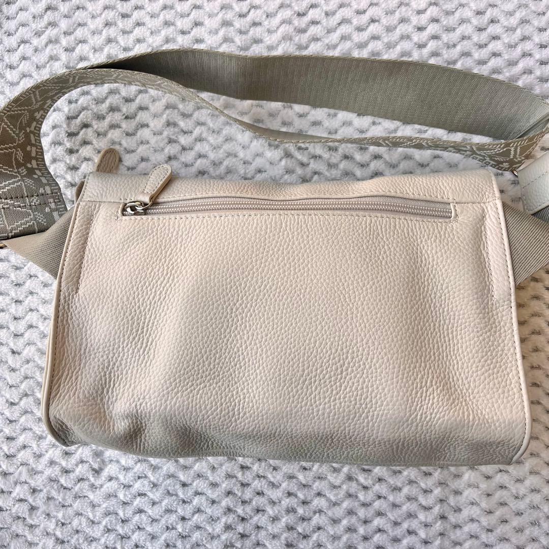 【美品】販売終了品 イアパピヨネ 《本革》柄ワイドテープショルダーバッグ