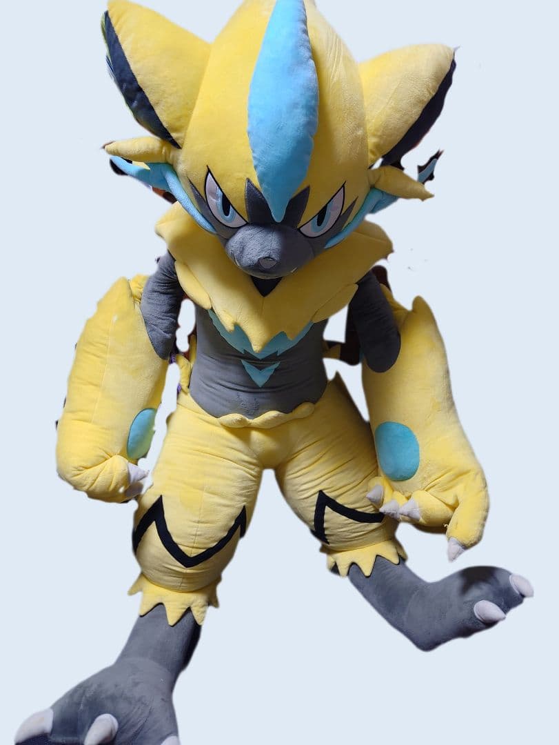 ゼラオラ　等身大ぬいぐるみ 幻のポケモン「ゼラオラ」の等身大ぬいぐるみ登場。価格は約6万円