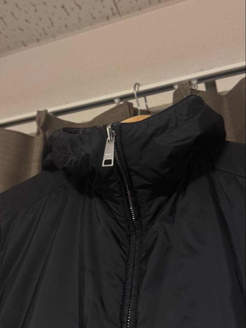 PRADA】 中綿ナイロンジャケット トライアングルプレート ブルゾン 48