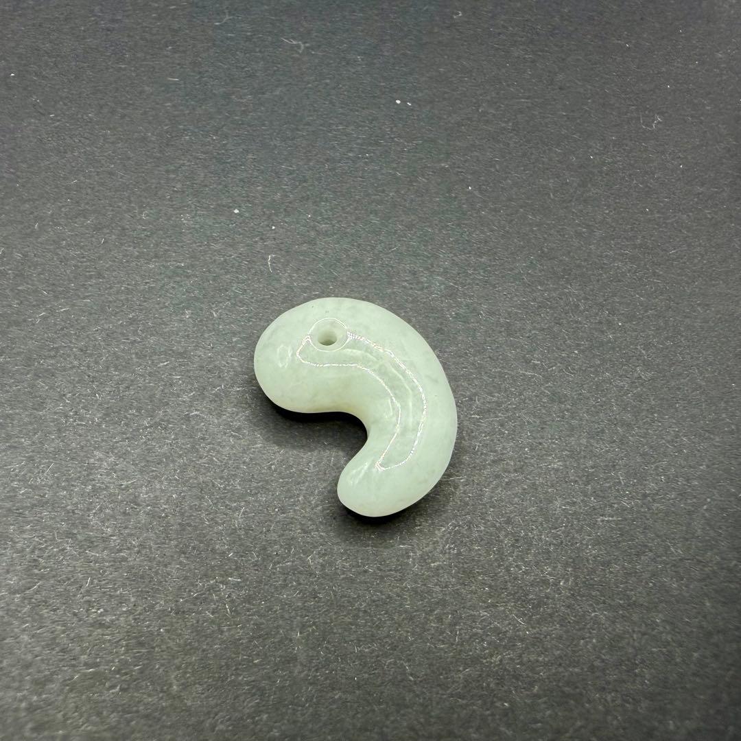 糸魚川翡翠 勾玉 約14.1mm 3.17g｜淡緑色・高透過｜国産天然翡翠