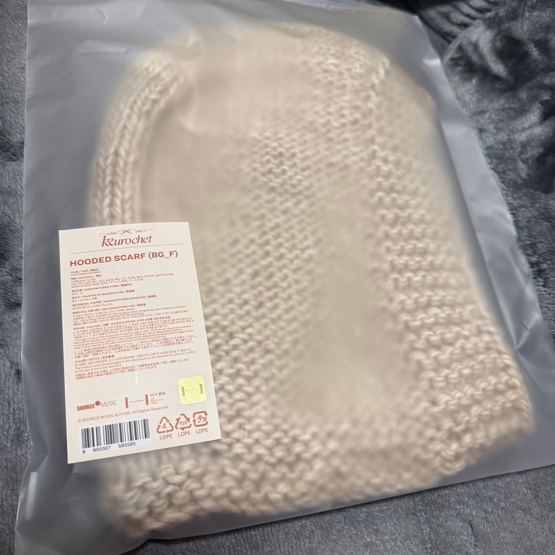 LE SSERAFIM KKUROCHET Hooded Scarf - メルカリ