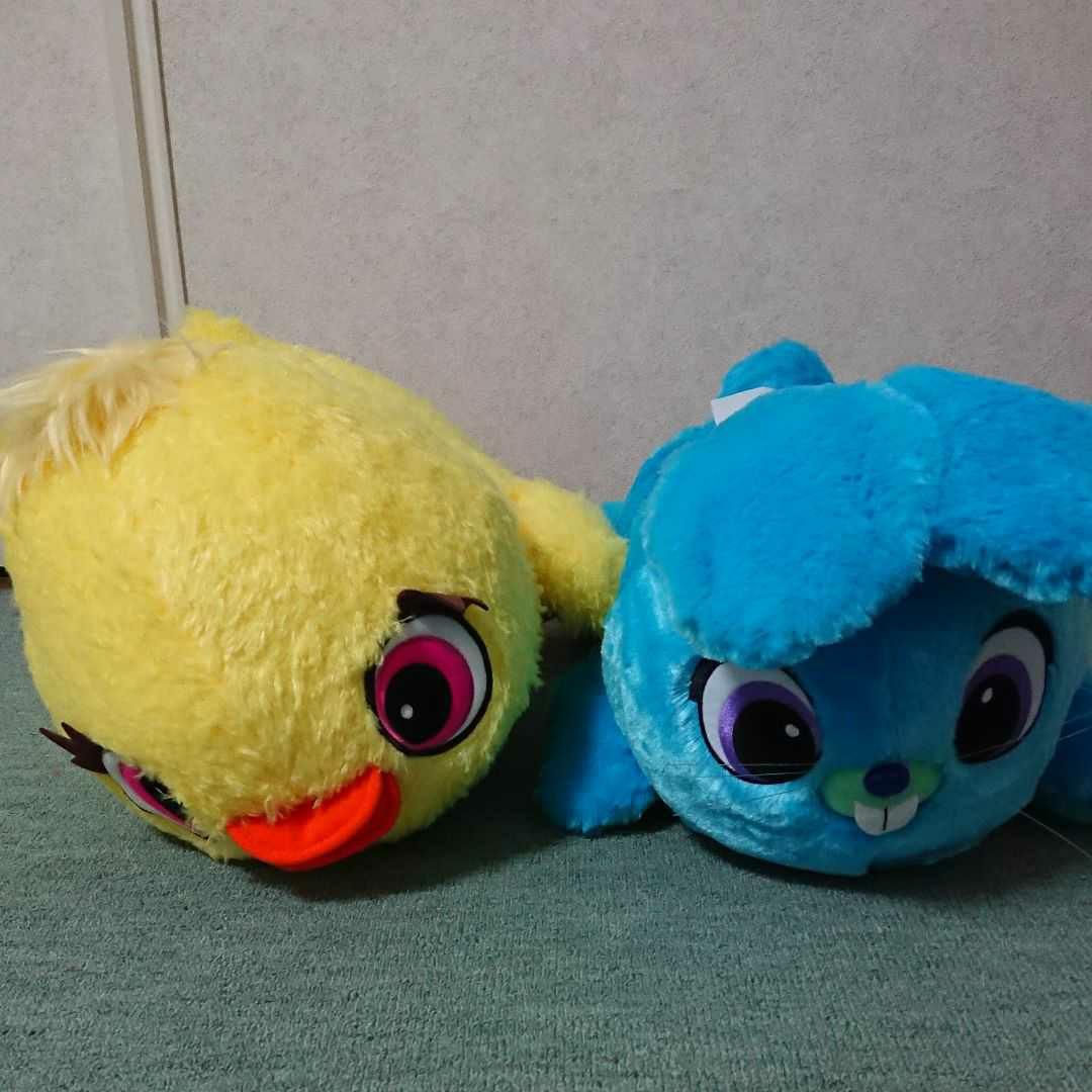 トイ・ストーリー4のダッキー&バニー ギガジャンボ寝そべりぬいぐるみ