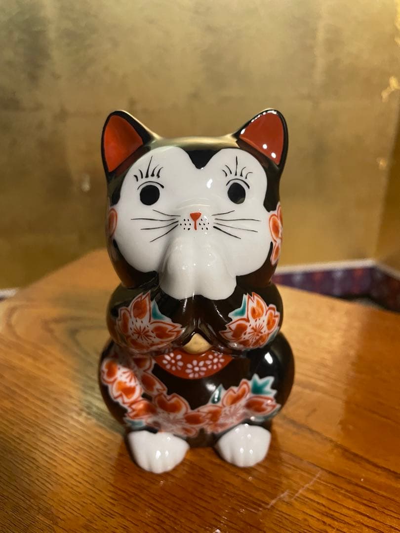 【九谷焼】お祈り猫 招き猫 黒地桜 縁起物 置物 九谷焼招き猫(ฅ'ω' ) ○横座り招き猫 縁起尽くし5.5号🐱ྀི ○両手上げ