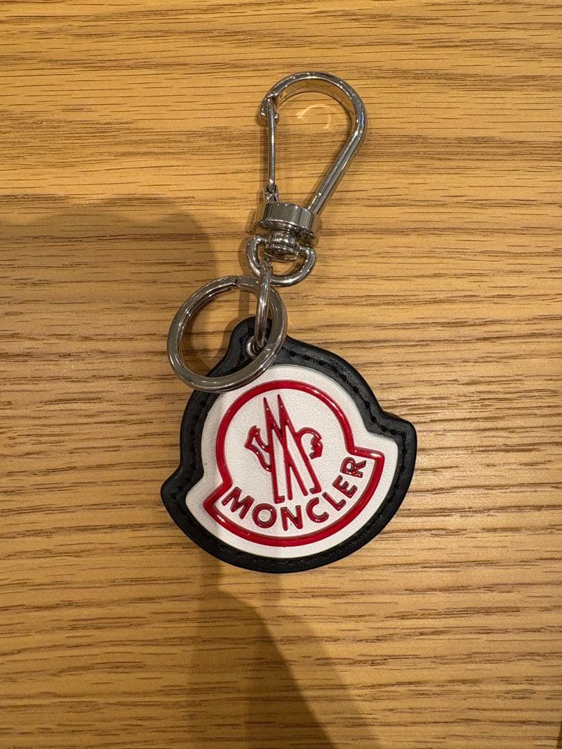 とよっち♡MONCLER ロゴ キーチャーム Silver Logo Leather Key Ring - Bags & Small Accessories for Men