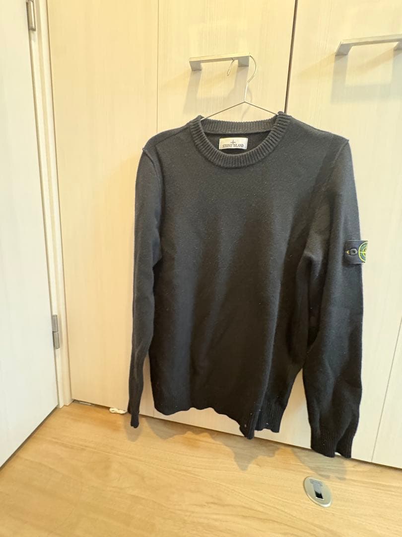 STONE  ブラック クルーネックセーター STONE ISLAND (ストーンアイランド) メンズ トレーナー 長袖 袖ロゴ