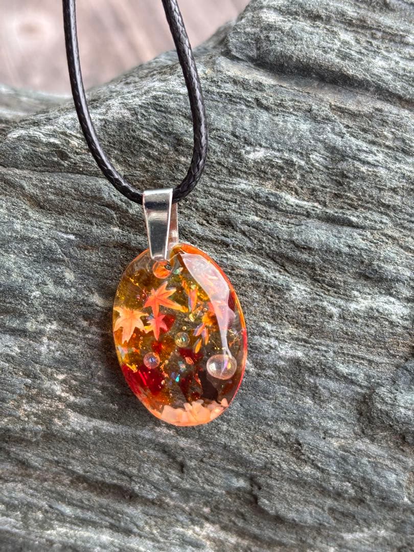 レジンネックレスNo.1185 もみじと黒猫 ねこ 紅葉 秋 琉球ガラス 赤 朱