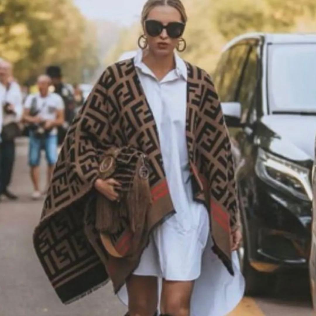 極美品꧂⚛️海外セレブ御用達 FENDI フェンディシルクウールポンチョ