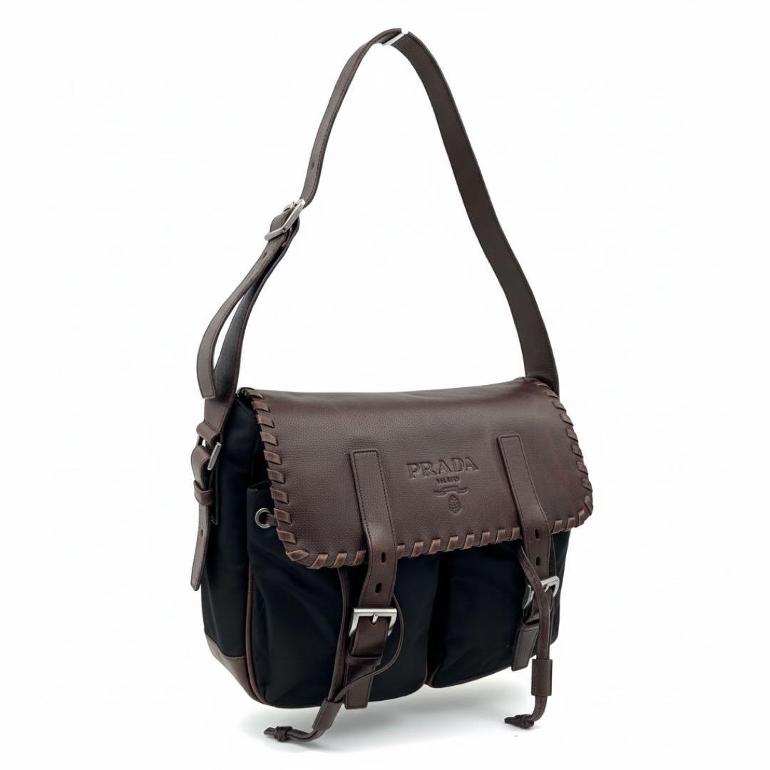 プラダ ショルダーバッグ メッセンジャーバッグ 大容量エンボスロゴ 鞄