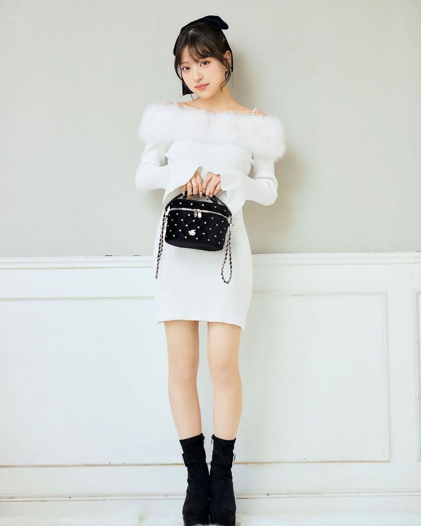 ファーオフショルニットワンピース ミシェルマカロン - メルカリ