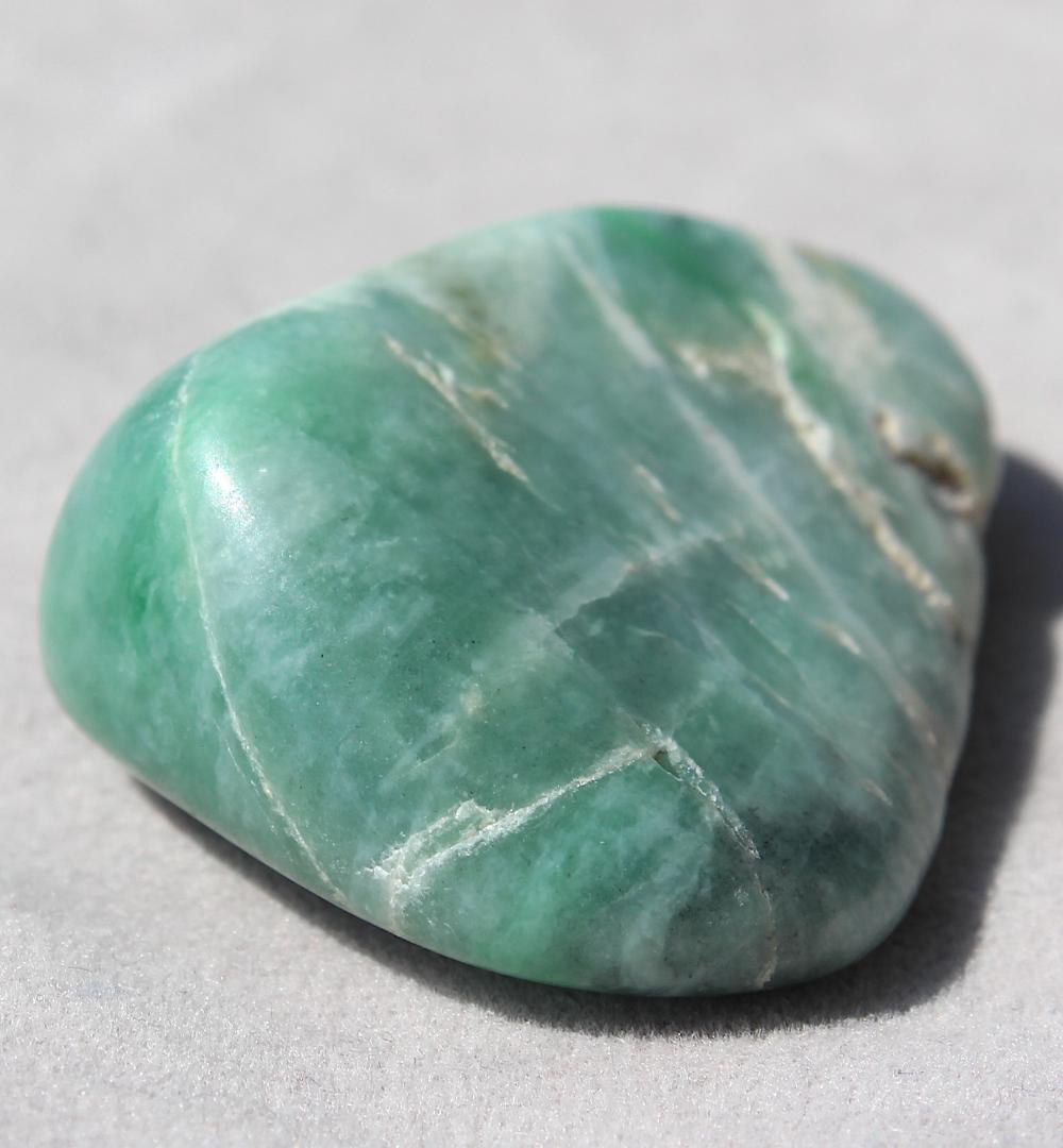 ［ガラス質の逸品］糸魚川翡翠 原石 タンブル 38.1g