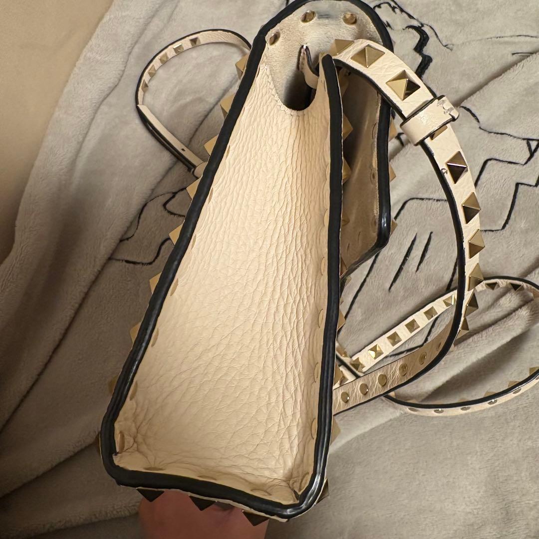 VALENTINO ロックスタッズ ショルダーバッグ オフホワイト - メルカリ